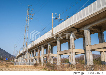 田園地帯を通る湖西線 滋賀県大津市北小松 田園地帯を通る湖西線 滋賀県大津市北小松 138154634