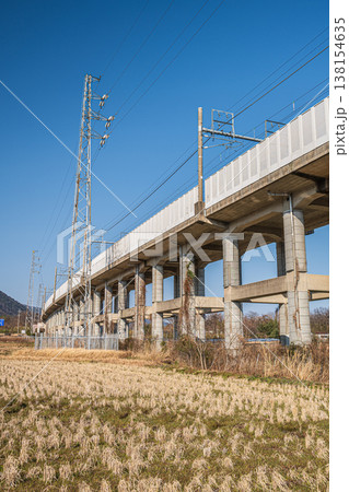田園地帯を通る湖西線 滋賀県大津市北小松 田園地帯を通る湖西線 滋賀県大津市北小松 138154635