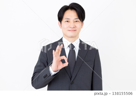 丸のポーズをするミドル男性ビジネスマン 138155506