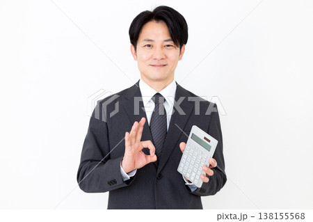 電卓を持って丸のポーズをするミドル男性ビジネスマン 138155568
