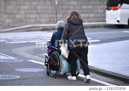 日本の横浜都市景観　段差や起伏…高齢化社会　車椅子の高齢女性（マ無し）、押すのも一苦労…＝横浜市内 138155936