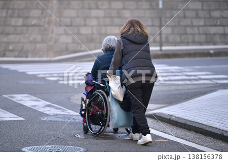 日本の横浜都市景観　段差や起伏…高齢化社会　車椅子の高齢女性（マ無し）、押すのも一苦労…＝横浜市内 138156378