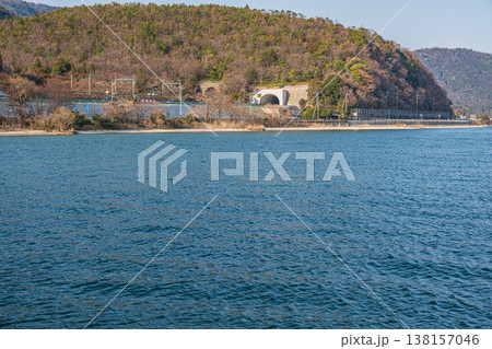 琵琶湖岸風景　滋賀県大津市北小松 138157046
