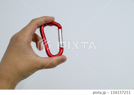 赤いカラビナを持つ手とコピースペース 138157251