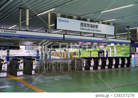 平日の落ち着いた西武球場前駅の改札口 138157270