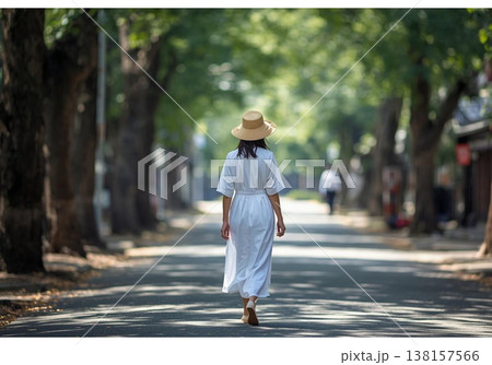 散歩する女の子 散歩する女の子 138157566