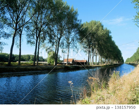 ベルギーの風景　ブルージュとダンメを結ぶ水路 138157950