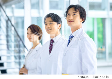 未来を見据える医師と医療従事者のチーム 未来を見据える医師と医療従事者のチーム 138158510