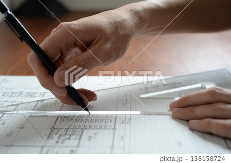 建築図面を製図する日本人建築士の手元 A Japanese architect drawing 138158724