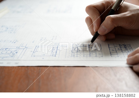 一級建築士設計製図試験のエスキスをする建築士の手元 A man sketching a plan 一級建築士設計製図試験のエスキスをする建築士の手元 A man sketching a plan 138158802