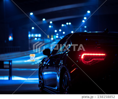 深夜のジャンクションに向かうスポーツカー 深夜のジャンクションに向かうスポーツカー 138158852