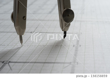 建築士が製図作業を行う手元　コンパスを使った建築設計図作成接写 138158859