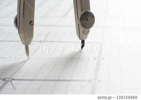 建築士が製図作業を行う手元　コンパスを使った建築設計図作成接写 138158860