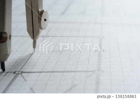 建築士が製図作業を行う手元　コンパスを使った建築設計図作成接写 138158861