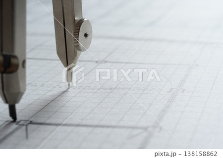 建築士が製図作業を行う手元　コンパスを使った建築設計図作成接写 138158862