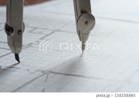 建築士が製図作業を行う手元 コンパスを使った建築設計図作成接写 建築士が製図作業を行う手元 コンパスを使った建築設計図作成接写 138158865