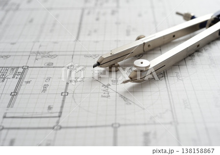 建築士が製図作業を行う手元　コンパスを使った建築設計図作成接写 138158867