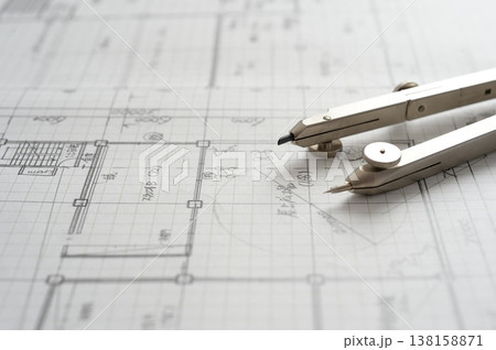 建築士が製図作業を行う手元 コンパスを使った建築設計図作成接写 建築士が製図作業を行う手元 コンパスを使った建築設計図作成接写 138158871