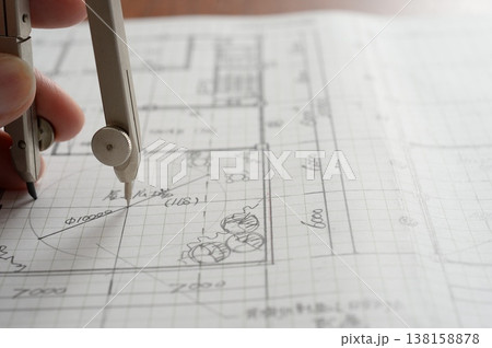 建築士が製図作業を行う手元　コンパスを使った建築設計図作成接写 138158878