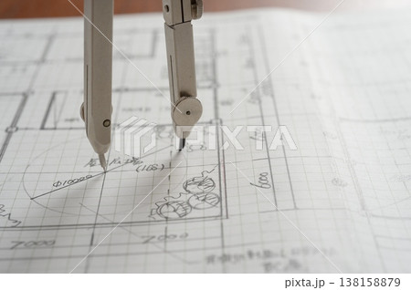 建築士が製図作業を行う手元 コンパスを使った建築設計図作成接写 建築士が製図作業を行う手元 コンパスを使った建築設計図作成接写 138158879