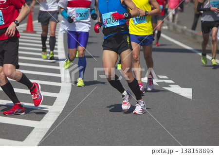 マラソン大会で快走する市民ランナーの足元とランニングシューズの躍動感 マラソン大会で快走する市民ランナーの足元とランニングシューズの躍動感 138158895