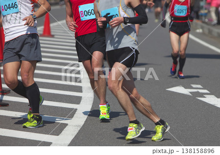 マラソン大会で快走する市民ランナーの足元とランニングシューズの躍動感 マラソン大会で快走する市民ランナーの足元とランニングシューズの躍動感 138158896