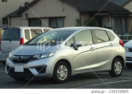 住宅街の駐車場に並んだ乗用車 住宅街の駐車場に並んだ乗用車 138158905