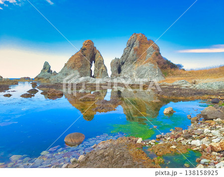 新潟県　佐渡の夫婦岩 138158925