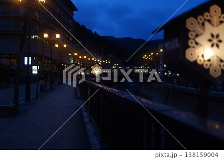 温泉街の夜景 温泉街の夜景 138159004