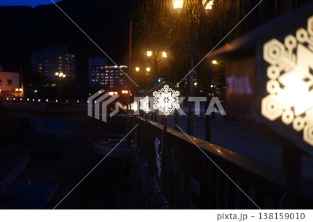 温泉街の夜景 138159010