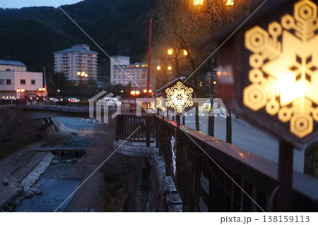 温泉街の夜景 温泉街の夜景 138159113