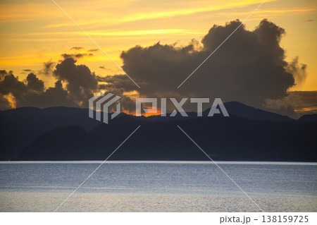 夕日に染まる海 夕日に染まる海 138159725
