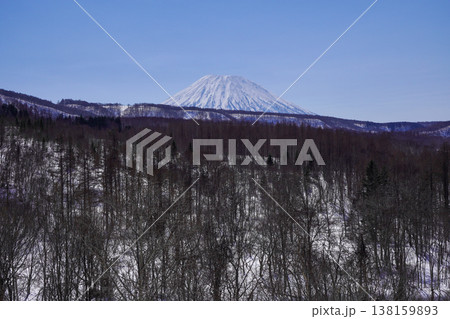赤井川村轟パーキングエリアから見る春の羊蹄山 赤井川村轟パーキングエリアから見る春の羊蹄山 138159893
