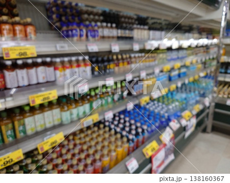 スーパーの飲み物売り場 ぼかしイメージ スーパーの飲み物売り場 ぼかしイメージ 138160367