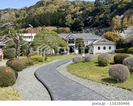 伊豆最古の学校　岩科学校の校庭 138160466