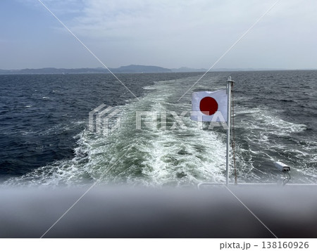 船から望む東京湾の風景　はためく日本国旗 138160926