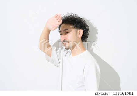 白背景で手をかざす日本人男性 白背景で手をかざす日本人男性 138161091