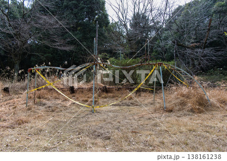 使われなくなった雲梯と枯れた雑草、どこか寂しい遊具の風景 138161238