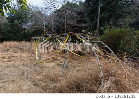 使われなくなった雲梯と枯れた雑草、どこか寂しい遊具の風景 138161239