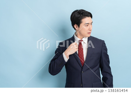 かっこいいビジネスマン男性(ブルーバック) かっこいいビジネスマン男性(ブルーバック) 138161454