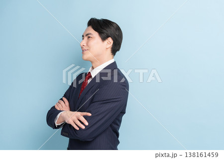 かっこいいビジネスマン男性（ブルーバック） 138161459