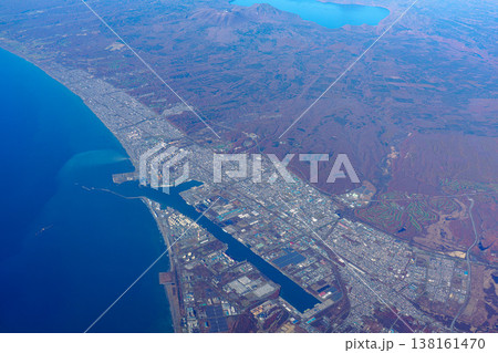 飛行機から見た苫小牧港 日本初の掘込港湾と街並みの空撮 138161470