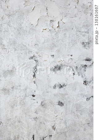 経年変化で剥がれやひび割れが生じた白漆喰壁のヴィンテージな質感テクスチャ 138161687