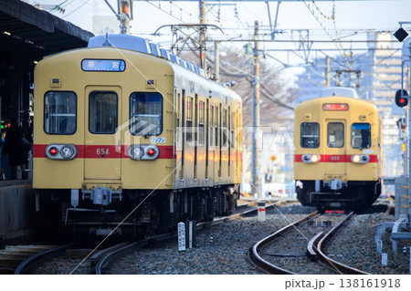 香椎花園前駅で行き違いをする600形電車（西日本鉄道） 138161918