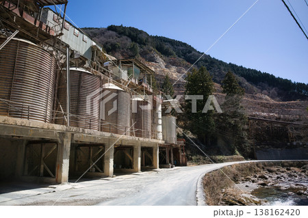山の中にあるメカニカルな採石場 山の中にあるメカニカルな採石場 138162420