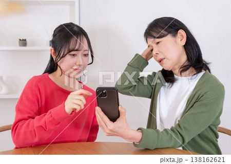 母にスマホの使い方を教える娘 138162621