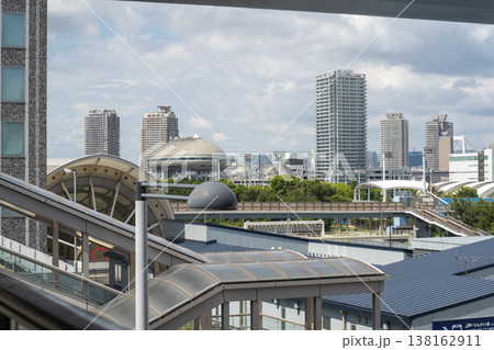 新交通システムのホームから都心方向を眺める 138162911