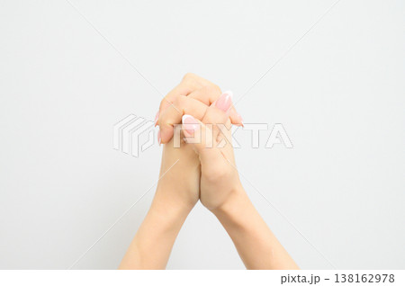ナチュラルネイルをした日本人女性の手のクローズアップ 138162978