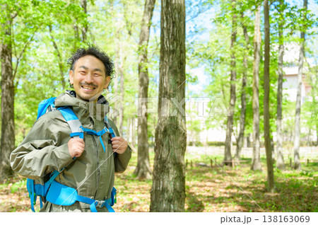 笑顔でハイキングをする日本人男性 笑顔でハイキングをする日本人男性 138163069