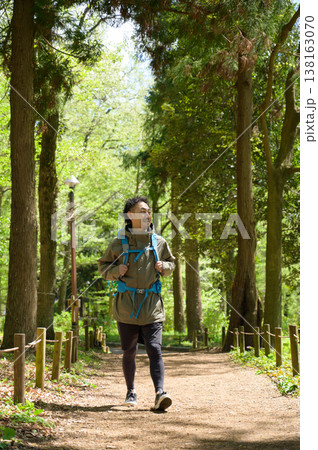 笑顔でハイキングをする日本人男性 138163070